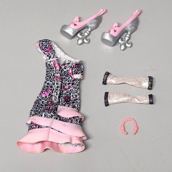 Monster High Rochelle Goyle Ghouls Night Out Outfit w/ Shoes & Necklace - Picture 2 of 2